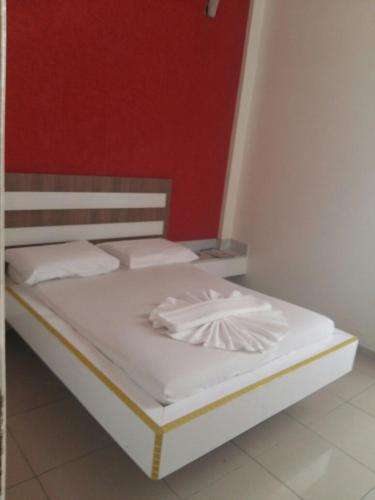 贝洛奥里藏特Motel Delamar (Adult Only)的一张带白色床单和白色枕头的床