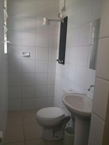 贝洛奥里藏特Motel Delamar (Adult Only)的白色的浴室设有卫生间和水槽。