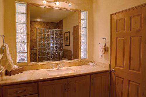 卡波圣卢卡斯Dunas 102的一间带水槽和大镜子的浴室