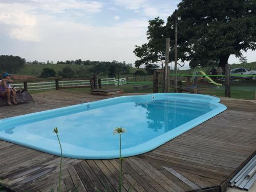 圣代佩德罗Chales da Serra的木制甲板上的大型蓝色游泳池