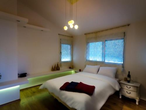 YuvallimZimmer In Yuvalim的卧室设有白色大床和窗户。