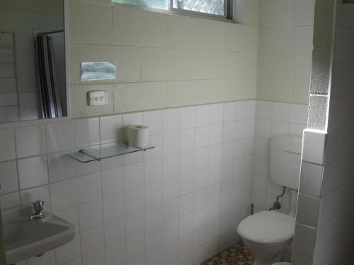 黄金海岸旭日汽车旅馆的白色的浴室设有卫生间和水槽。
