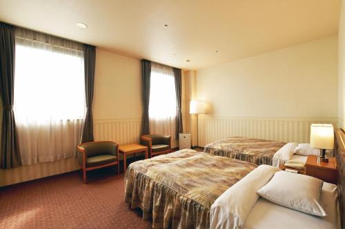 札幌札幌太阳广场酒店的酒店客房设有两张床和窗户。