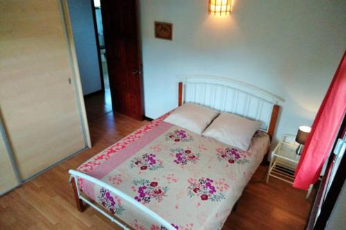 波拉波拉Otemanu Ninamu Fare的一间卧室配有一张带粉色和白色毯子的床