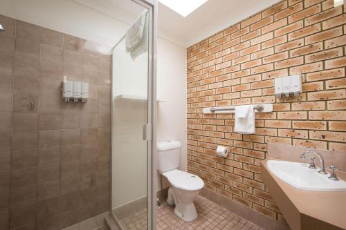 卡布尔彻卡布尔彻汽车旅馆的浴室配有白色卫生间和盥洗盆。