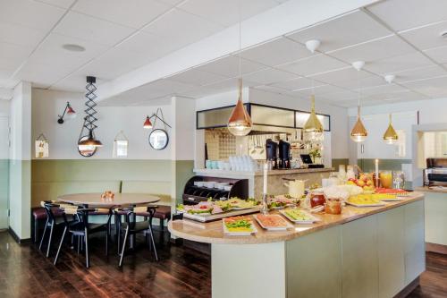 斯德哥尔摩彭特酒店的厨房配有餐桌和食物