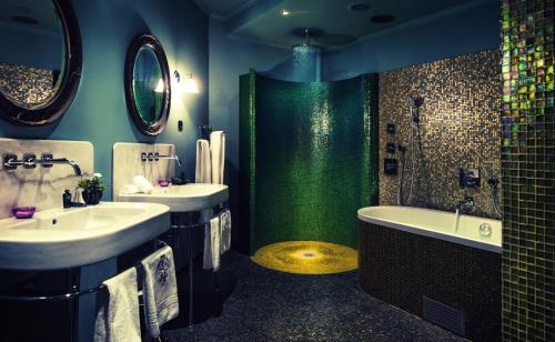 哥德堡朵西亚酒店及餐厅的一间带两个水槽和绿色淋浴的浴室