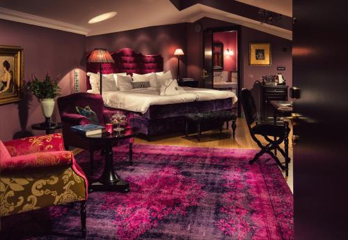 哥德堡朵西亚酒店及餐厅的卧室配有1张床、1张桌子和1把椅子