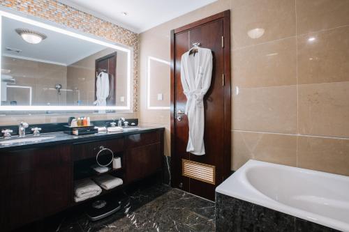 亚的斯亚贝巴金色郁金香酒店的一间浴室