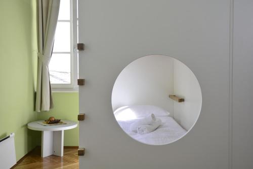 希贝尼克圣老楞佐旅舍的一张圆镜子,位于带床的房间