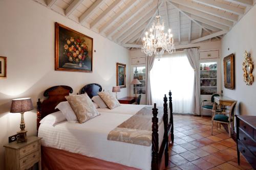 Hotel Hacienda de Abajo-Adults Only-Lujo客房内的一张或多张床位