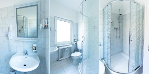 柏林卡尔梅耶酒店的浴室配有盥洗盆、卫生间和淋浴。