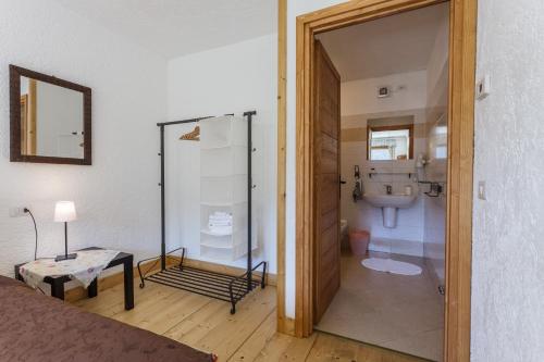 Cremeno卡辛纳科尔尼拉农家乐的带淋浴和卫生间的浴室。