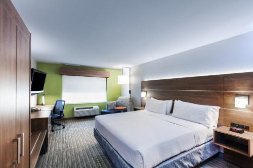 Holiday Inn Express & Suites Tulsa S Broken Arrow Hwy 51, an IHG Hotel客房内的一张或多张床位