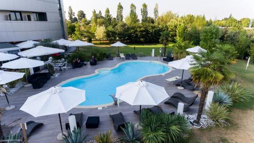 佐拉普雷多萨阿玛缇设计酒店的享有带遮阳伞的游泳池的顶部景致