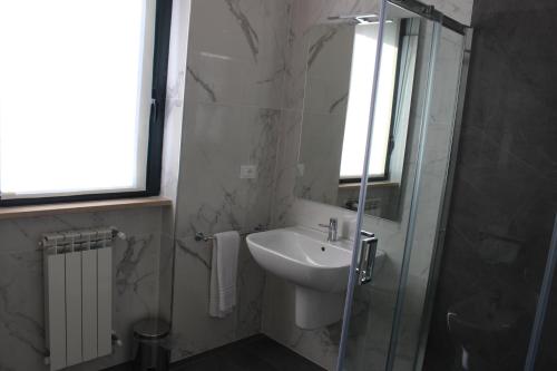 福贾CASA GRAMSCI B&B的一间带水槽和玻璃淋浴的浴室