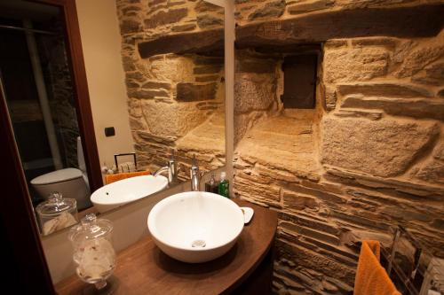 萨里亚Casa Do Bosque的一间带两个水槽和石墙的浴室