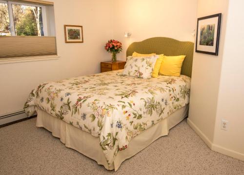 安克雷奇Gardenside Bed and Breakfast的一间卧室配有一张带花卉床罩的床