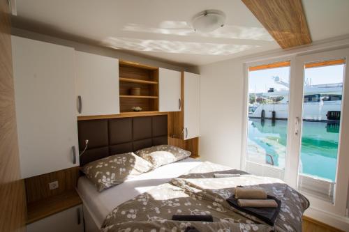 Floating Sea Houses MARINA LUX客房内的一张或多张床位