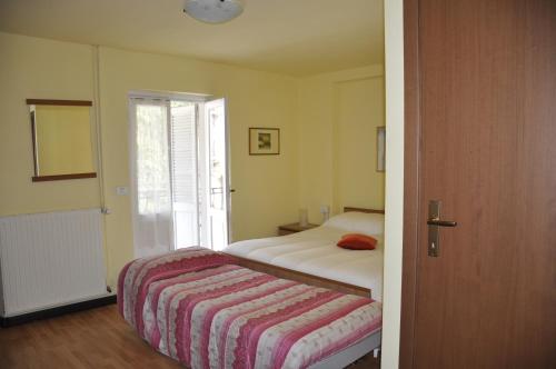 Arcumeggia洛坎达皮托尔宾馆的一间小卧室,配有床和窗户