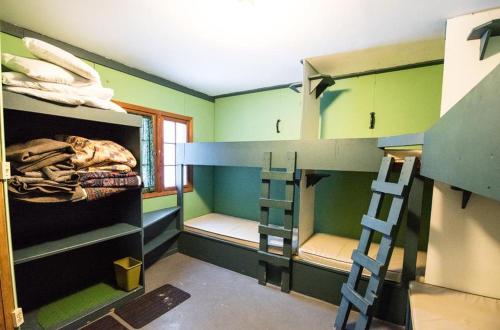 贾斯珀HI Maligne Canyon - Hostel的客房设有两张双层床和梯子