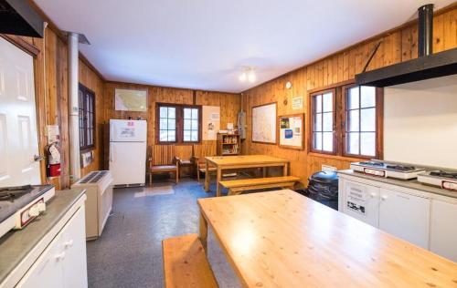 贾斯珀HI Maligne Canyon - Hostel的厨房设有木墙和木桌