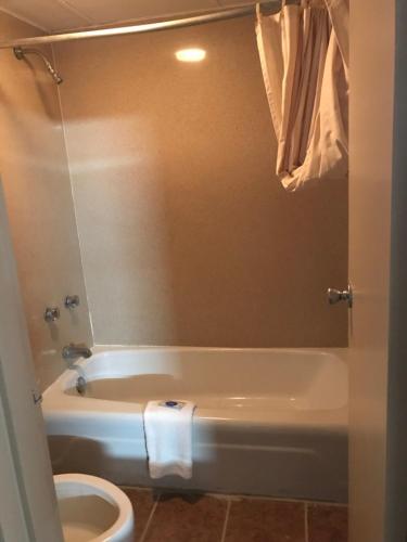 拉斐特Express Inn的浴室配有白色浴缸和卫生间。