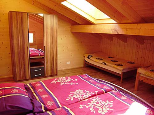 Gsteig格施文德波恩旅馆的小屋内一间卧室,配有一张大床