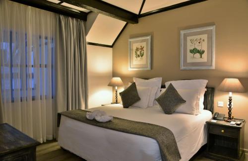 布拉瓦约克里斯塔丘吉尔酒店 的一间卧室配有一张带两盏灯的大型白色床。