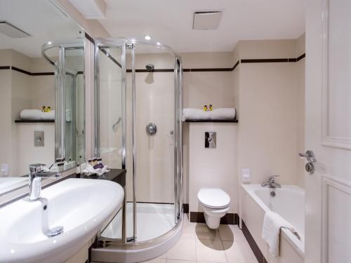 伦敦德里Everglades Hotel的带淋浴、盥洗盆和卫生间的浴室