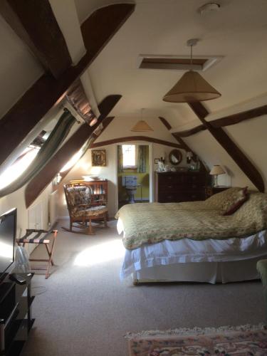 比斯特石灰树农家乐的一间带一张床的卧室,位于带木制天花板的房间内