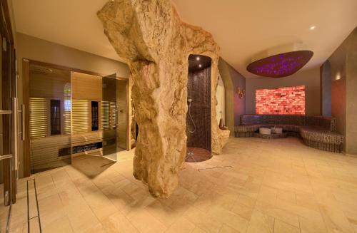 普纳特卡纳吉特酒店的浴室位于客房中间,设有大型石柱。
