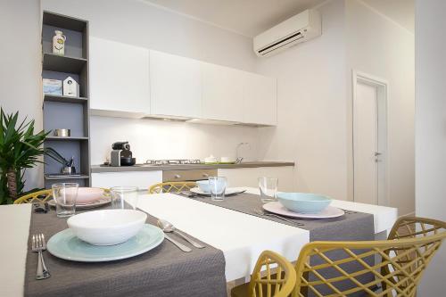 圣阿尔坎杰洛-迪罗马涅L'Appartamento del Corso的厨房配有带碗和盘子的桌子