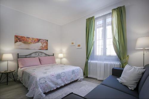 圣阿尔坎杰洛-迪罗马涅L'Appartamento del Corso的卧室配有床、椅子和窗户。