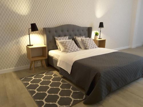 波兹南花卉公寓旅馆的一间卧室设有一张大床和两个床头柜