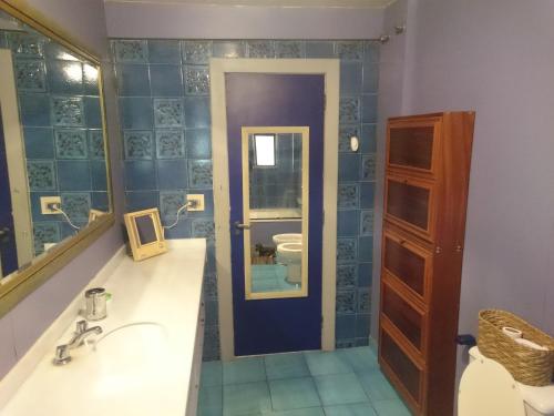 里约热内卢瑞卡萨坦哈哥住宿加早餐旅馆的一间带水槽、卫生间和镜子的浴室