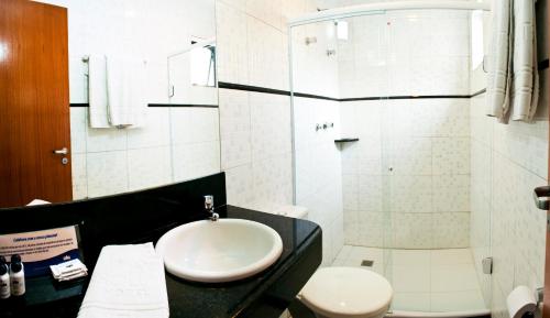 萨尔瓦多阿布索路特酒店的一间带水槽、淋浴和卫生间的浴室