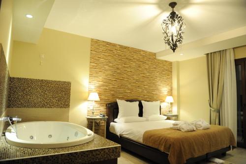 卡托劳塔翁阿迦毗豪华酒店的卧室配有床和浴缸