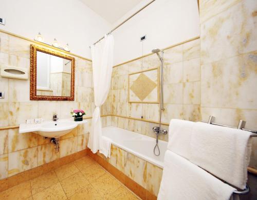 图拉真酒店的一间浴室