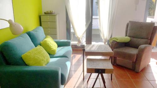 厄尔·坎皮洛·德·罗达尔Trendy Homes Casa Mar的客厅配有蓝色的沙发和两把椅子