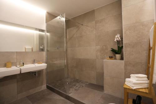 雷焦卡拉布里亚Re Ruggero Rooms的一间带水槽和淋浴的浴室