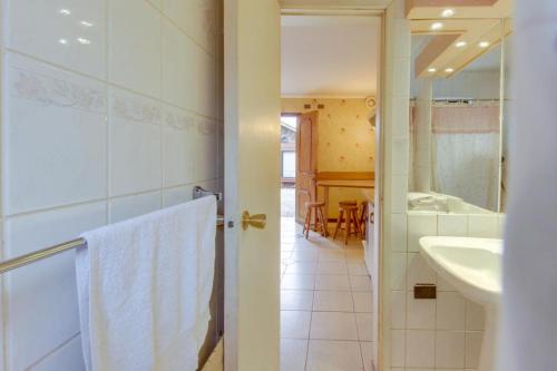 奥索尔诺布卢梅瑙公寓式酒店的带淋浴、盥洗盆和镜子的浴室