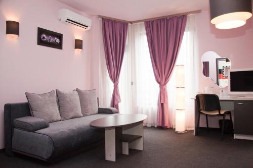 布尔加斯Gran Via的客厅配有沙发和桌子