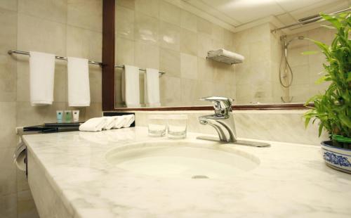北京北京丽都维景酒店的浴室设有水槽,上面有两杯玻璃