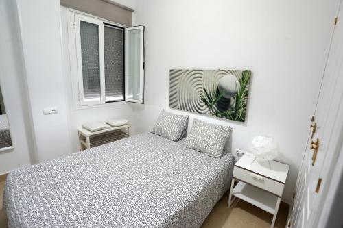 阿尔科斯-德拉弗龙特拉Apartamento Duque de Arcos 2的一间白色卧室,配有床和2个窗户