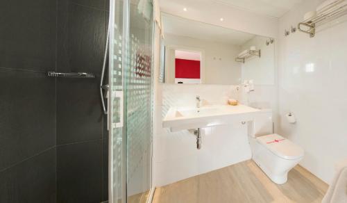 圣安东尼奥马力诺旅馆的白色的浴室设有水槽和卫生间。