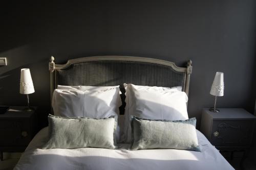 Wambrechies帕林特斯尚布里住宿加早餐旅馆的一间卧室配有带白色床单和枕头的床。