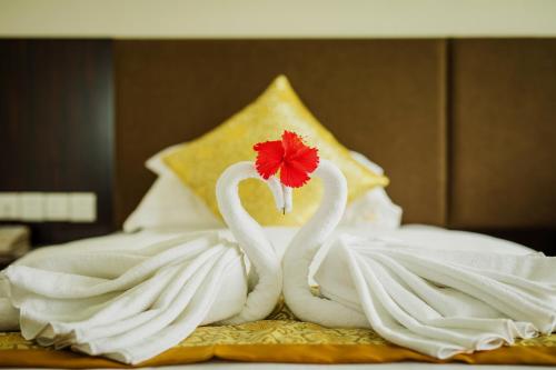 科罗尔京品酒店的床上用毛巾制成的两天鹅
