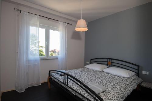 奥帕提亚Apartment Sebalj的一间卧室设有一张床和一个窗口