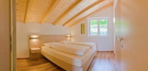泰尔梅诺Grabmayrhof的一间卧室设有一张床和一个窗口